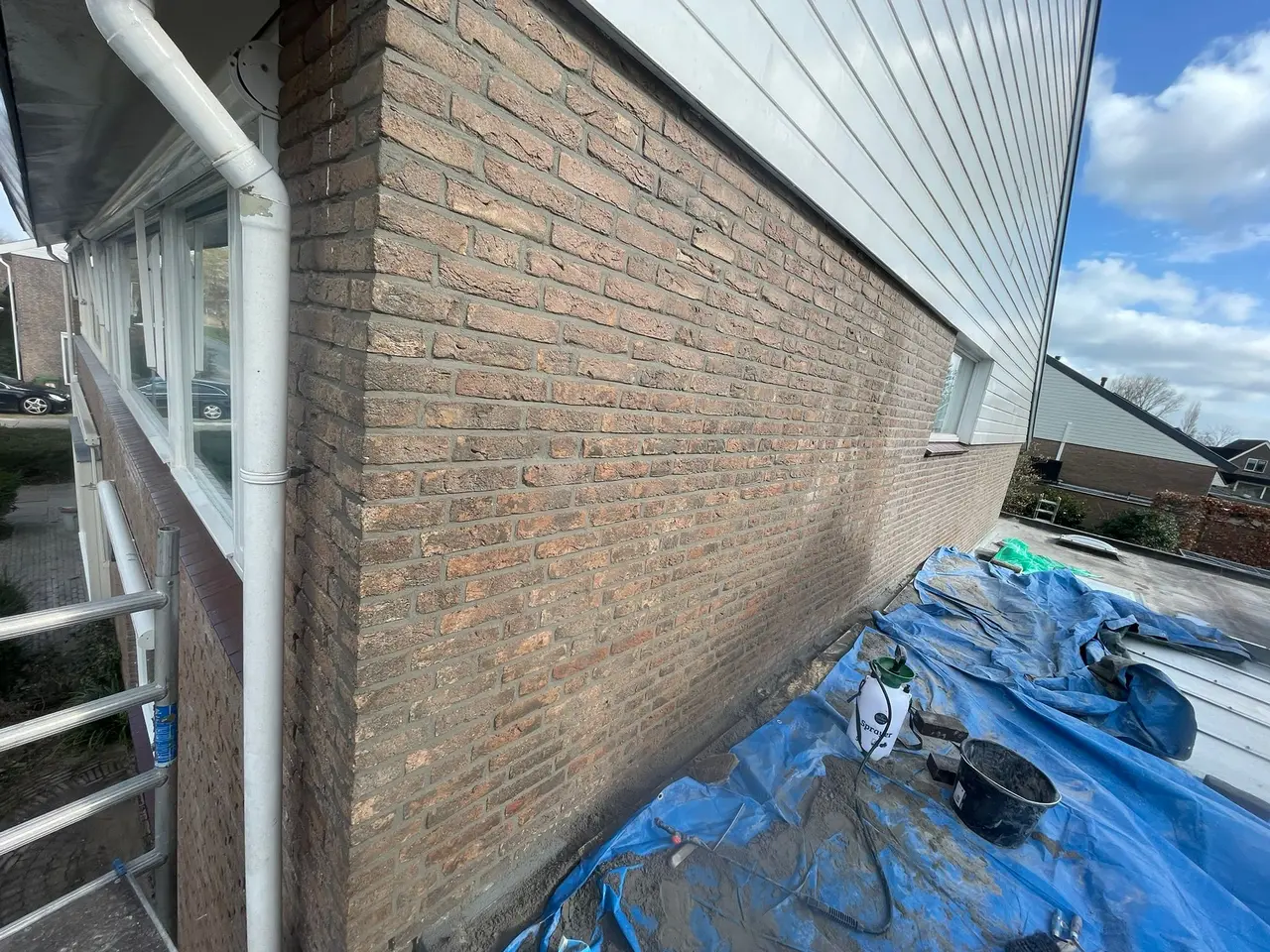 Detail van uitgevoerd dak- en gevelwerk rond de woning