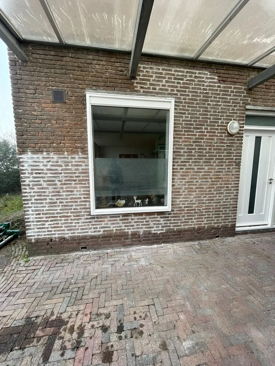 Uitvoering van gevel- en kozijnwerk aan de achterzijde