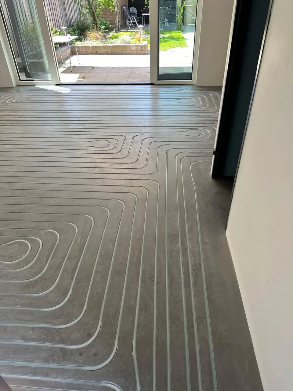 Afgewerkte visgraatvloer bij de vernieuwde keuken