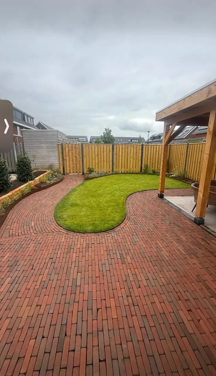 Tuin opnieuw ingericht en bestraat — projectfoto