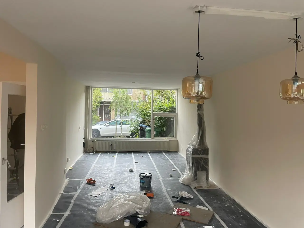 Voorbereiding van de woonkamer voor vloer- en schilderwerk