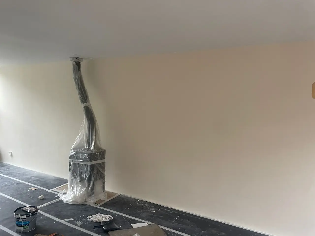 Detail van de afgewerkte woonkamer en nieuwe vloer